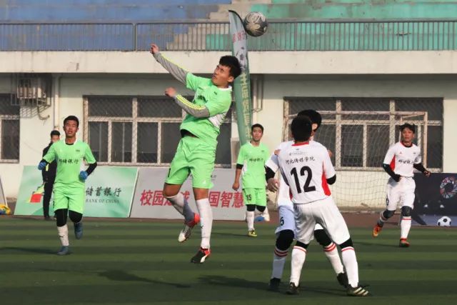 法尔14分14板7帽布莱克尼30分 肯帝亚不敌新疆